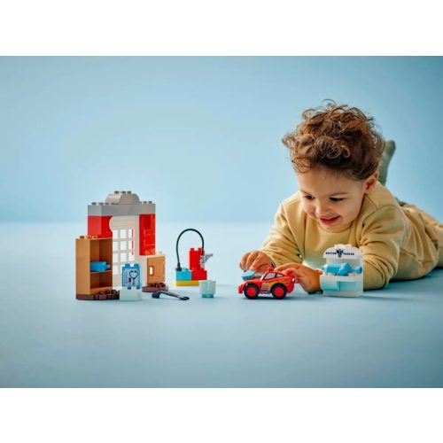LEGO® 10456 McQueen látogatása Doki garázsában
