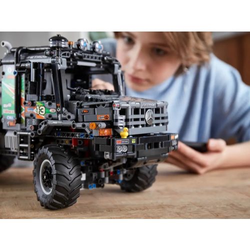 LEGO® 4x4 Mercedes-Benz Zetros verseny teherautó