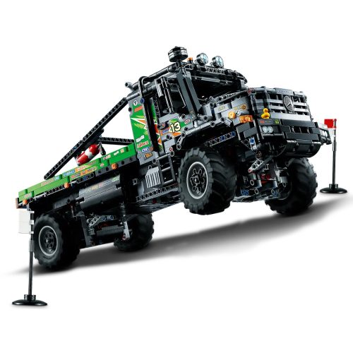 LEGO® 4x4 Mercedes-Benz Zetros verseny teherautó