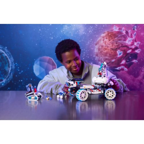 LEGO® 42211 Lunar Outpost™ holdjáró űrjármű