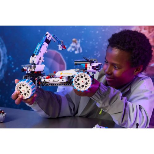 LEGO® 42211 Lunar Outpost™ holdjáró űrjármű
