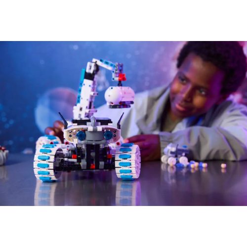 LEGO® 42211 Lunar Outpost™ holdjáró űrjármű