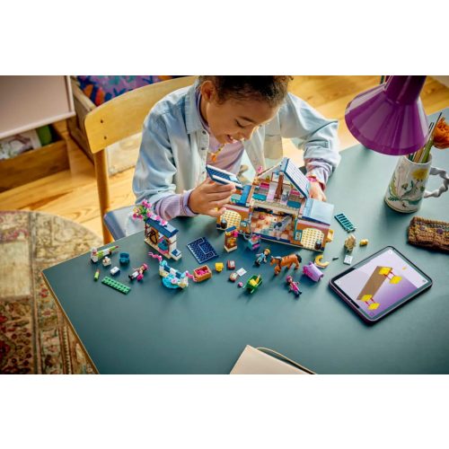 LEGO® 42688 Lovarda és lovasiskola