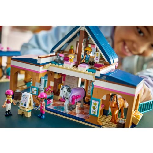 LEGO® 42688 Lovarda és lovasiskola