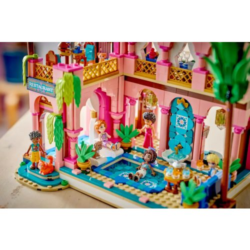 LEGO® 42691 Étterem kerthelyiséggel