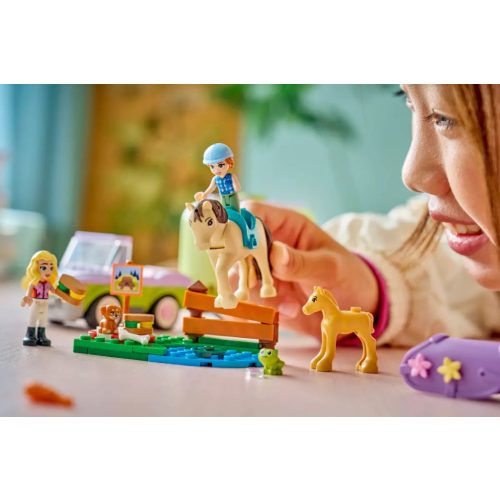 LEGO® 42695 Ló- és csikószállító utánfutó