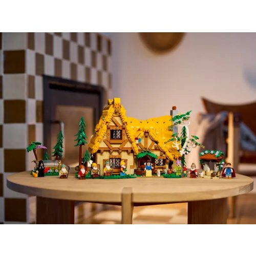 LEGO® Hófehérke és a hét törpe házikója