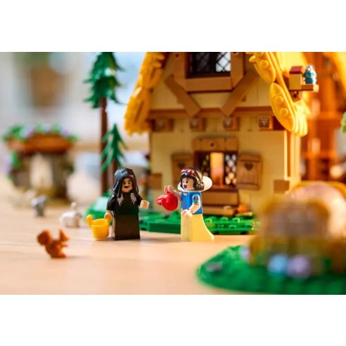 LEGO® Hófehérke és a hét törpe házikója
